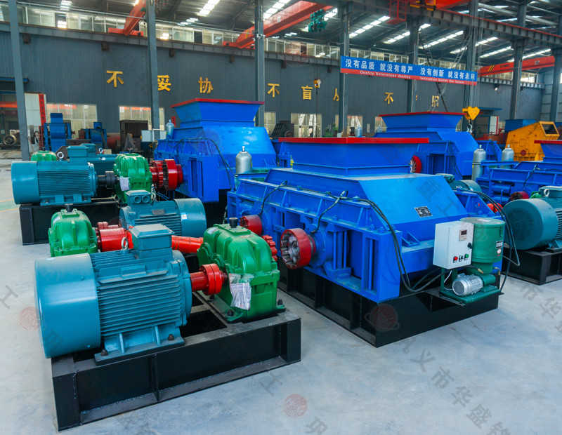 幻影最新官方重工对辊破碎机破碎矿石现场试机 