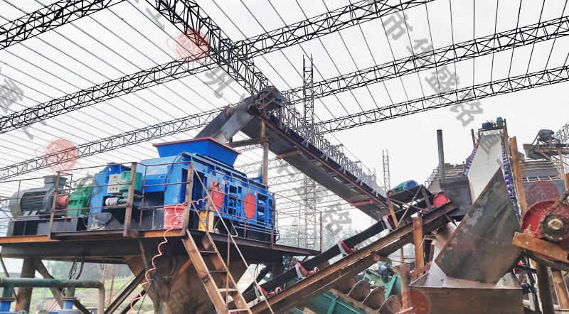 幻影最新官方对辊破碎机发往云南普洱制砂现场