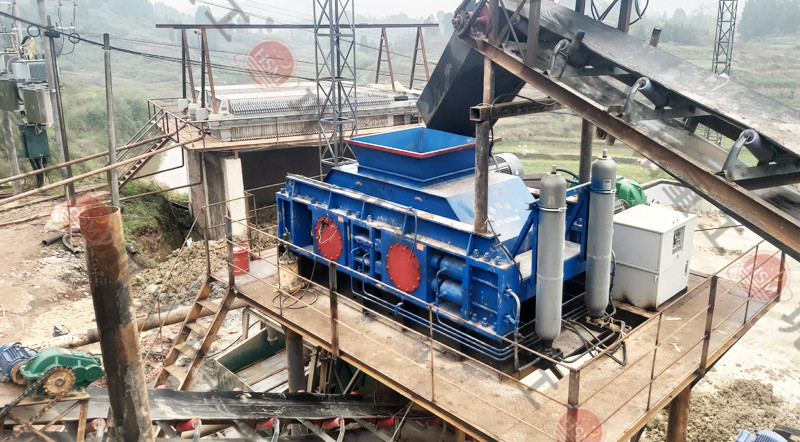 幻影最新官方对辊破碎机发往云南普洱制砂现场