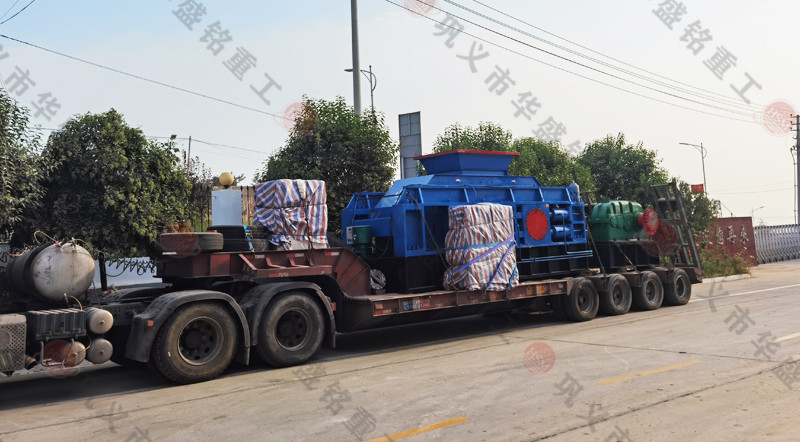 幻影最新官方2PGY1212对辊破碎机机成功发往洛阳